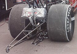 Barra contra caballitos en un dragster