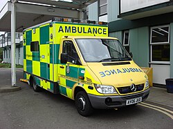 Ambulancia del Reino Unido con avisos visuales pasivos de tablero de ajedrez