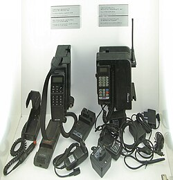 Fotografía histórica de los primeros equipos de telefonía GSM presentados en 1991