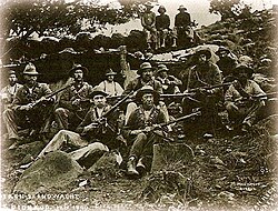 Guerrilleros bóeres equipados con ropa de campaña en Spioenkop, 1900.