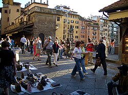 Buhoneros y turistas en el Puente Viejo en Florencia