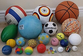 Variedad de pelotas de diferentes tamaños, formas y texturas