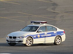 Agente de la policía de tránsito uniformado en Azerbaiyán.