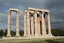 Templo de Zeus Olímpico en Atenas finalizado durante el reinado de Adriano