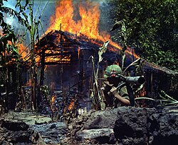 Soldado estadounidense durante la destrucción de una base del Viet Cong en 1968.