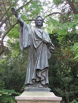 Monumento dedicado a Dante Alighieri ubicado en los Jardines de Joan Brossa en Barcelona