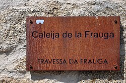 Placa bilingüe en mirandés y portugués