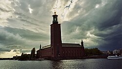 Fachada del Ayuntamiento de Estocolmo visto desde el lago Mälaren