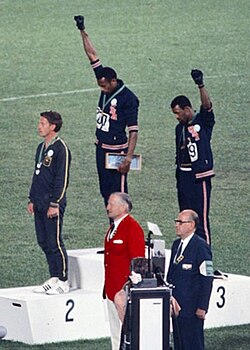 Tommie Smith y John Carlos en el podio de los Juegos Olímpicos de 1968 junto a Peter Norman