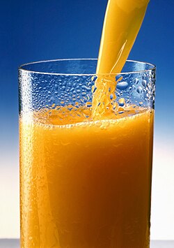 Vaso de jugo de naranja preparado para su consumo