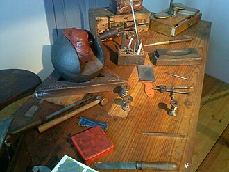 Mesa de trabajo tradicional empleada en las labores de damasquinado