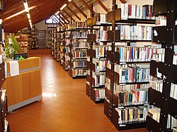 Interior de una biblioteca