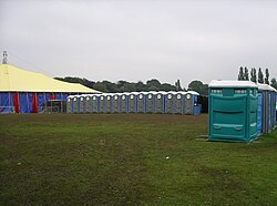 Instalaciones sanitarias móviles utilizadas en espacios abiertos o eventos.