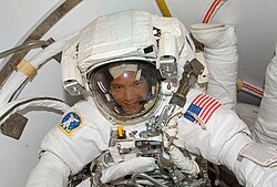 Wheelock preparándose para su primer paseo espacial