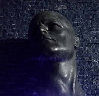 Busto de bronce antiguo expuesto en museo