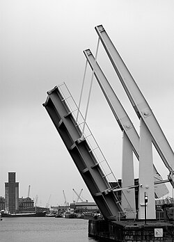El puente de Londres con el muelle Kattendijk detrás.