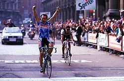 Moreno Argentin celebrando su victoria en el Giro de Lombardía de 1987