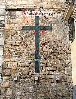 Cruz conmemorativa de José Antonio Primo de Rivera en un lateral de la catedral de Cuenca.