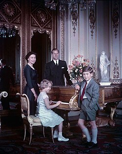 La princesa Ana con sus padres y su hermano mayor, Carlos, en octubre de 1957.