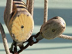 Bloque de poleas para aparejos navales