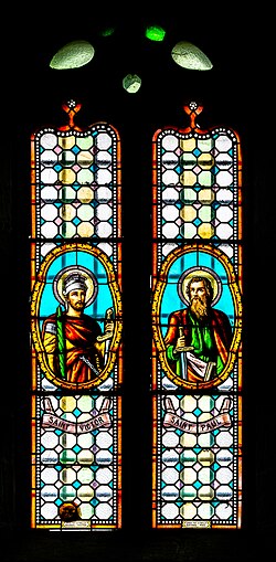 Vitral de los santos Víctor y Pablo de Tarso en la iglesia de María Magdalena, Gramond, Aveyron, Francia.