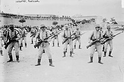 Infantería portuguesa realizando ejercicios militares a principios del siglo XX