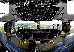 Pilotos militares aterrizando una aeronave en una pista