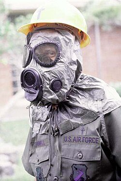 Aviador de Estados Unidos usando una máscara de gas nuclear, biológica y química M-17