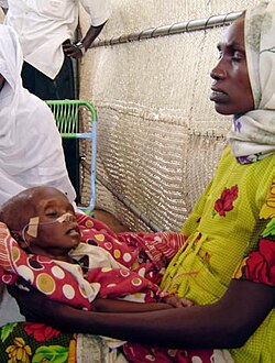 Madre e hijo en el campo de refugiados de Abu Shouk