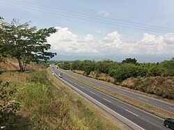 Ruta 25 en Colombia con señalización visible en la berma.