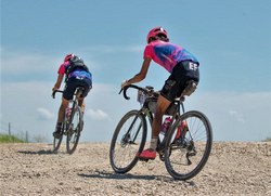 Pelotón de ciclistas compitiendo en una prueba de gravel