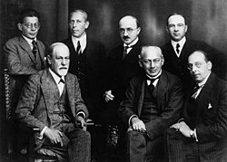 Fotografía histórica de Sigmund Freud y otros destacados psicoanalistas reunidos en 1922.