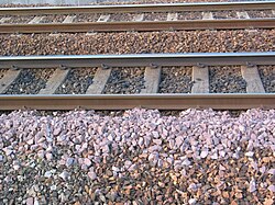Balasto depositado a lo largo de las vías de tren