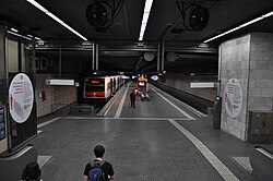 Unidad eléctrica múltiple de la serie 213 de FGC en la estación de Plaza España