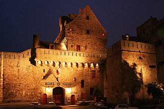 Vista detallada de la entrada al castillo histórico de Saint-Malo