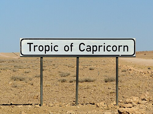 Señal de carretera que indica el paso del Trópico de Capricornio en Namibia.