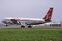 Boeing 707-338C de Qantas aterrizando