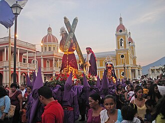 Cofradía de penitentes realizando una procesión callejera durante la Semana Santa en Granada, Nicaragua.