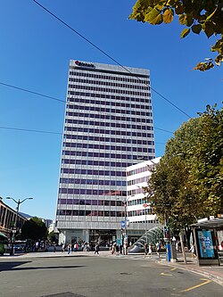 Torre Bizkaia con su logotipo y fachada remodelada