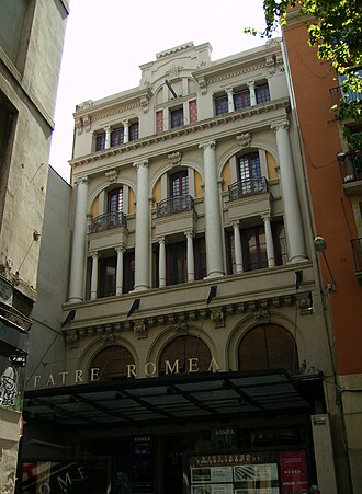 Fachada y entorno urbano del Teatro Romea en Barcelona