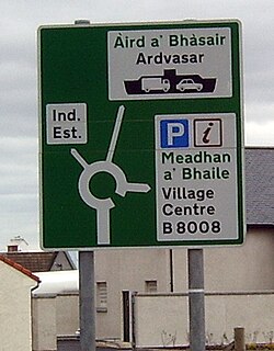Señal de tráfico bilingüe en Mallaig