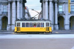 Tranvía número 572 de Carris en la Praça do Comércio