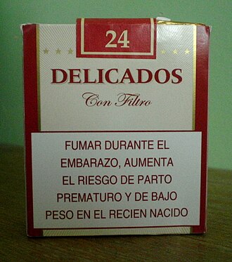 Paquete de cigarrillos con advertencia sanitaria sobre los peligros de fumar durante el embarazo
