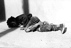 Niño de la calle, una de las típicas escenas aprovechadas por la pornomiseria en los años 1970.