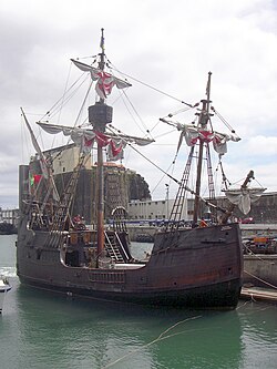 Réplica histórica de la nao Santa María en el puerto de Funchal.
