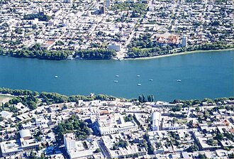 Vista panorámica del cauce del Río Negro en su paso por la zona urbana