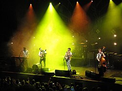La banda Mumford & Sons tocando en un concierto en 2010 en el Domo de Brighton, Inglaterra.