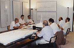 Santiago Calatrava y su equipo ante los planos
