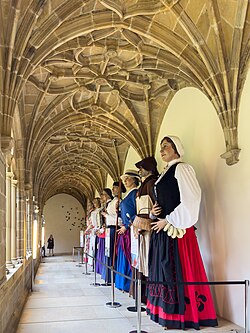 Gigantes en el claustro