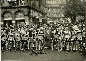 Fausto Coppi en bicicleta durante una etapa del Tour